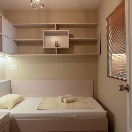 Riverview Apartment *